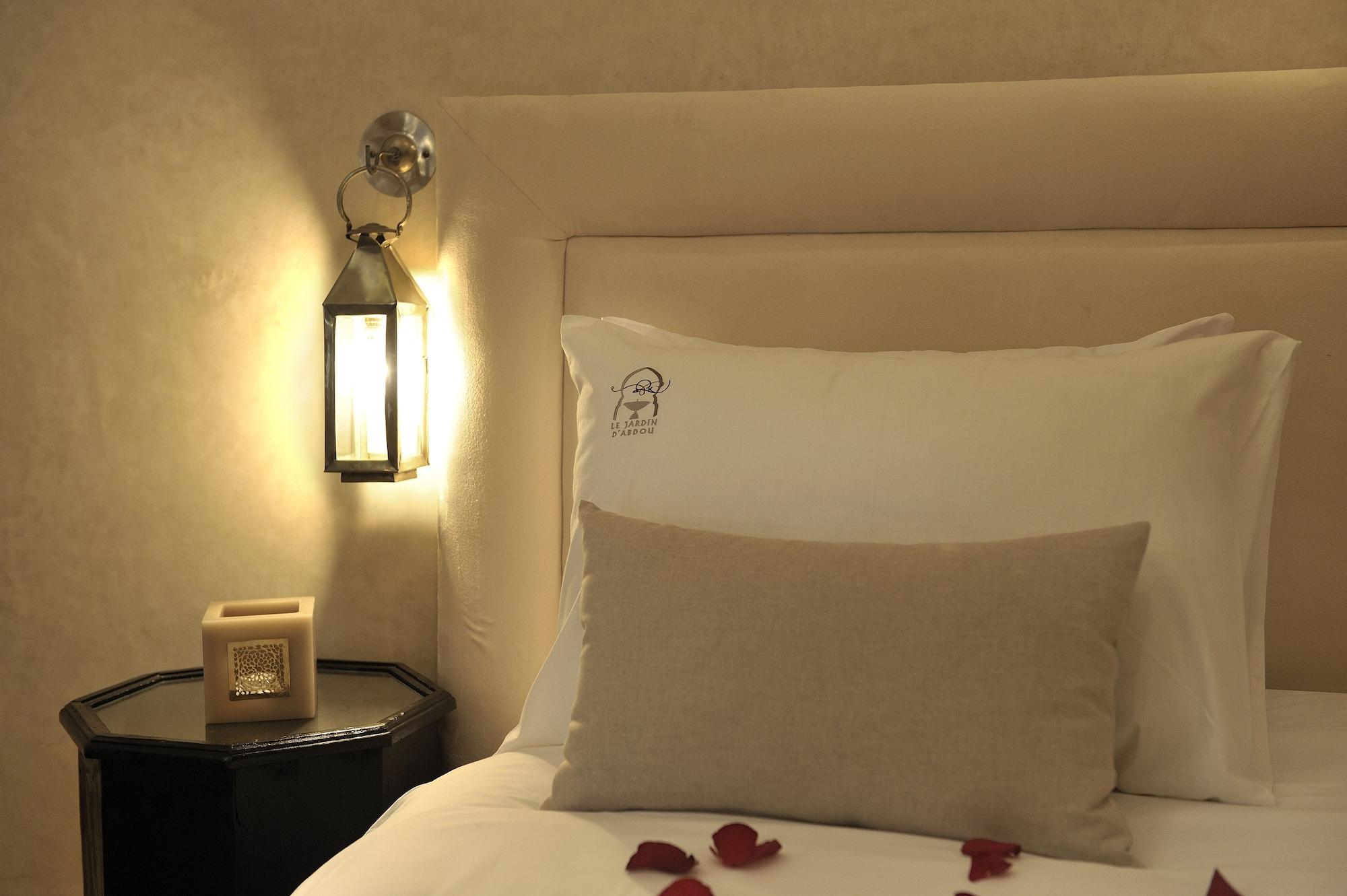 Riad Le Jardin D'Abdou مراكش المظهر الخارجي الصورة A bed with a pillow