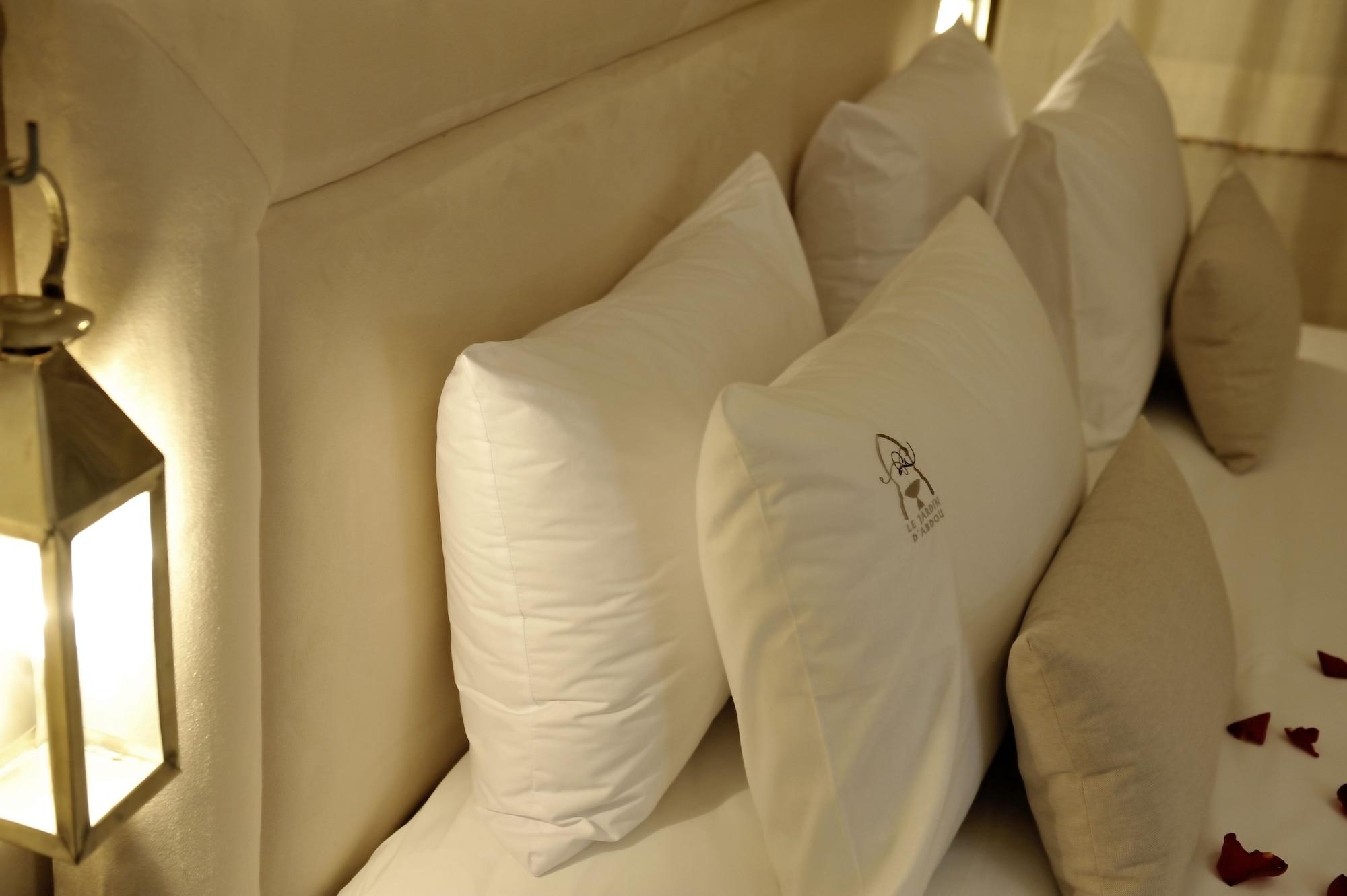 Riad Le Jardin D'Abdou مراكش المظهر الخارجي الصورة Pillows on a bed