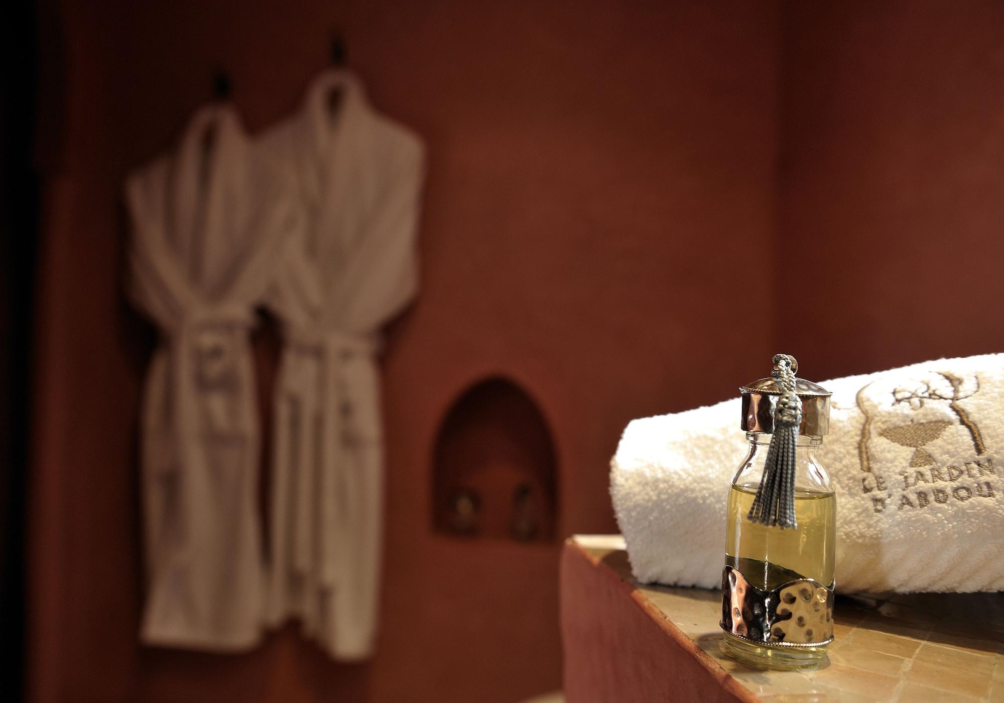 Riad Le Jardin D'Abdou مراكش المظهر الخارجي الصورة A bottle of massage oil