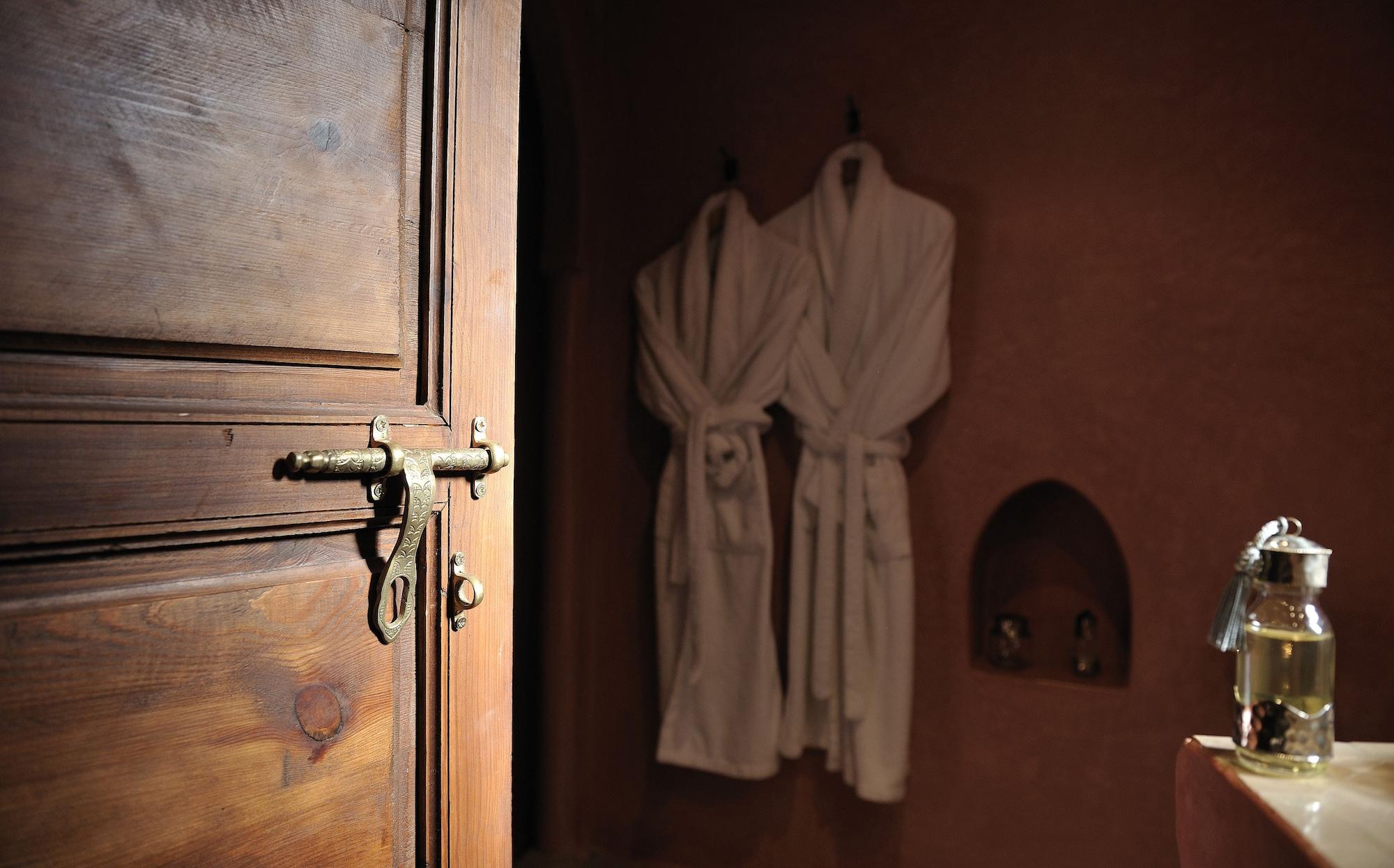 Riad Le Jardin D'Abdou مراكش المظهر الخارجي الصورة A bathrobe hanging on a door
