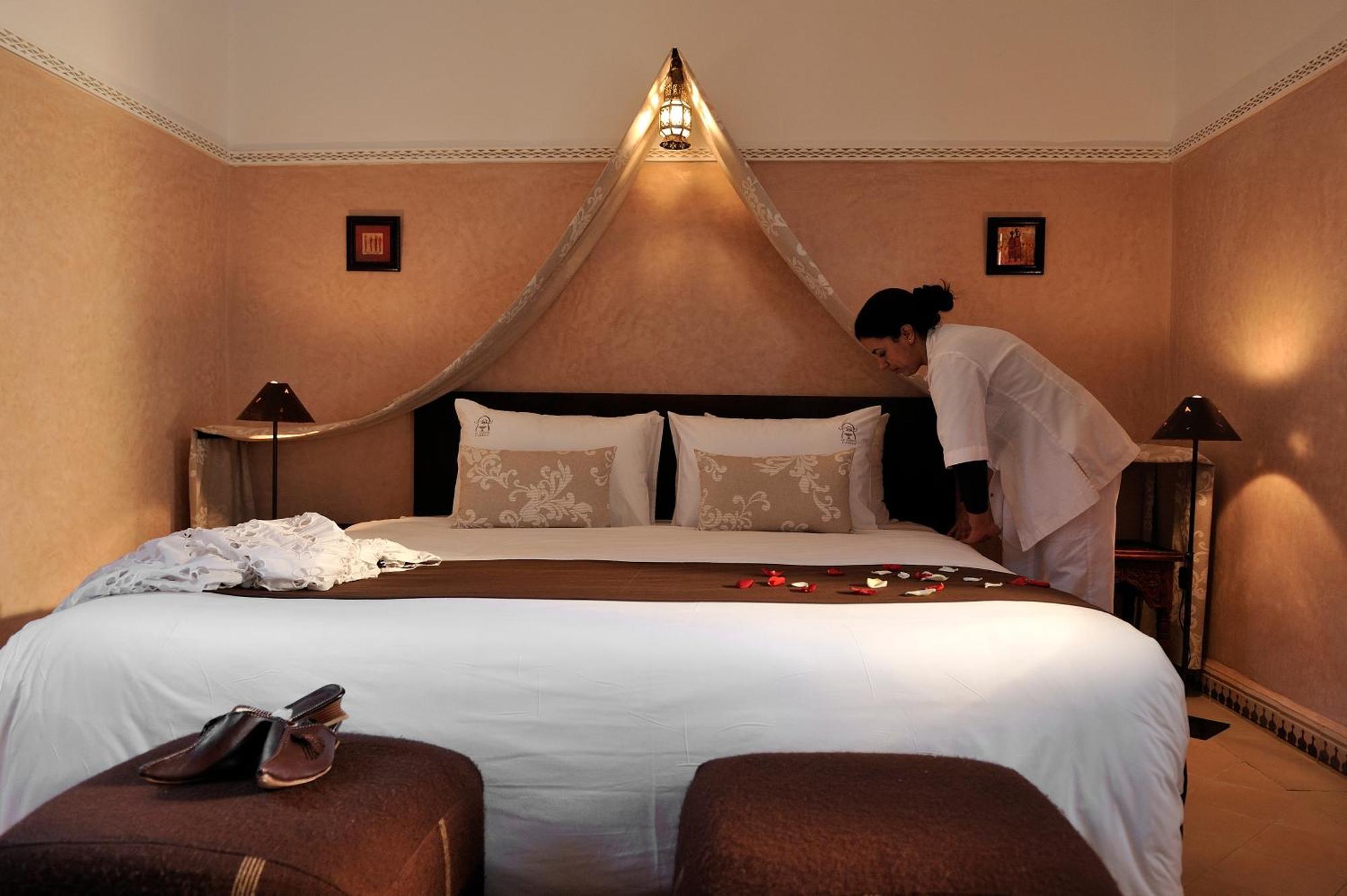 Riad Le Jardin D'Abdou مراكش المظهر الخارجي الصورة A chambermaid making a bed