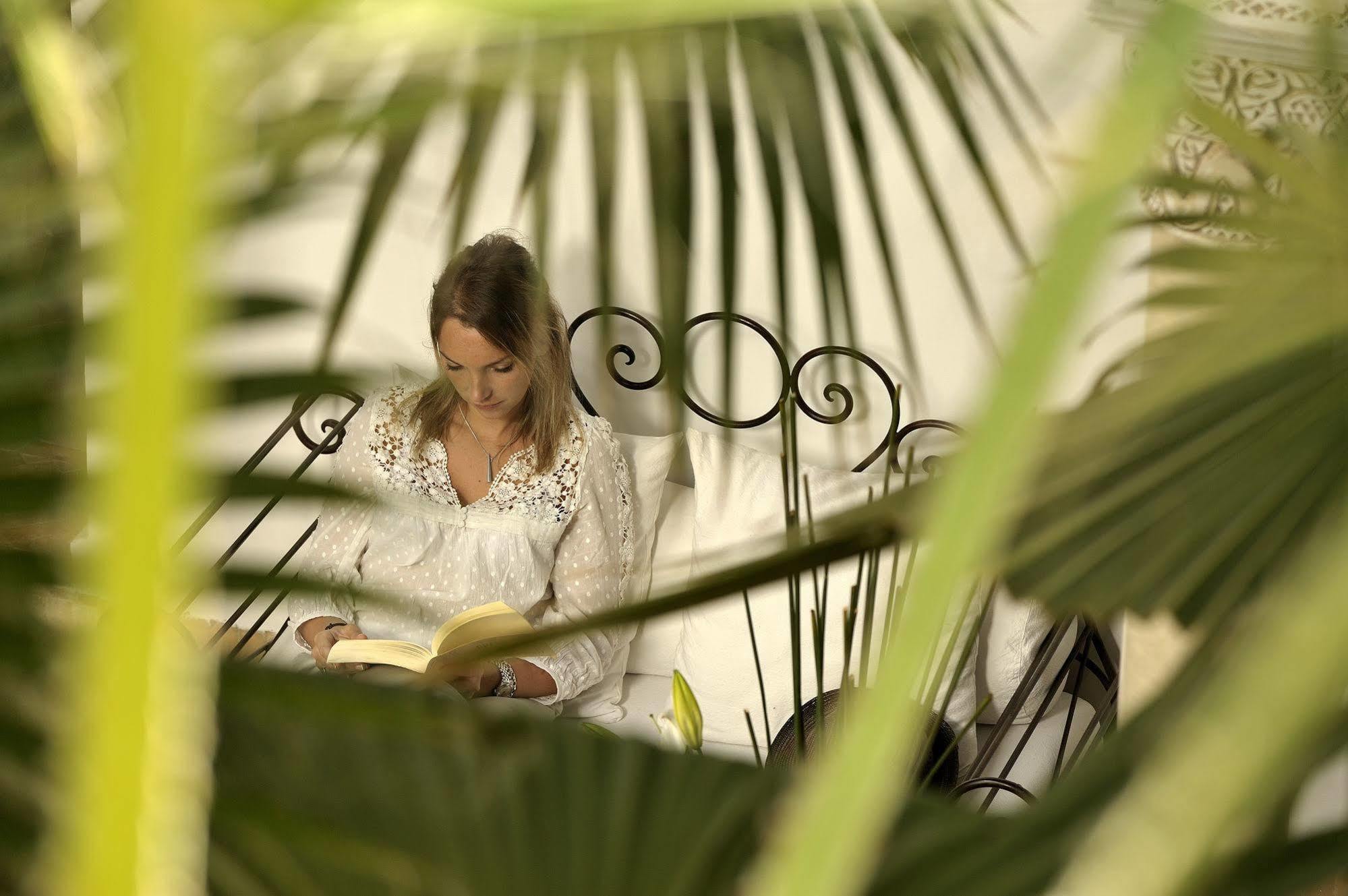 Riad Le Jardin D'Abdou مراكش المظهر الخارجي الصورة A woman reading a book in the garden